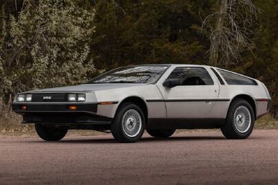 Encuentran 2 autos DeLorean abandonados en California