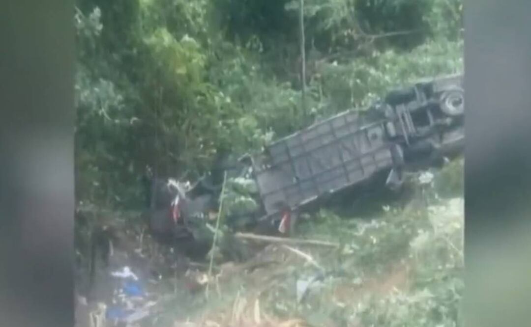 El bus de pasajeros se accidentó la madrugada del sábado en el sector de Límites, en el departamento norteño de Santander. Foto: Captura de pantalla