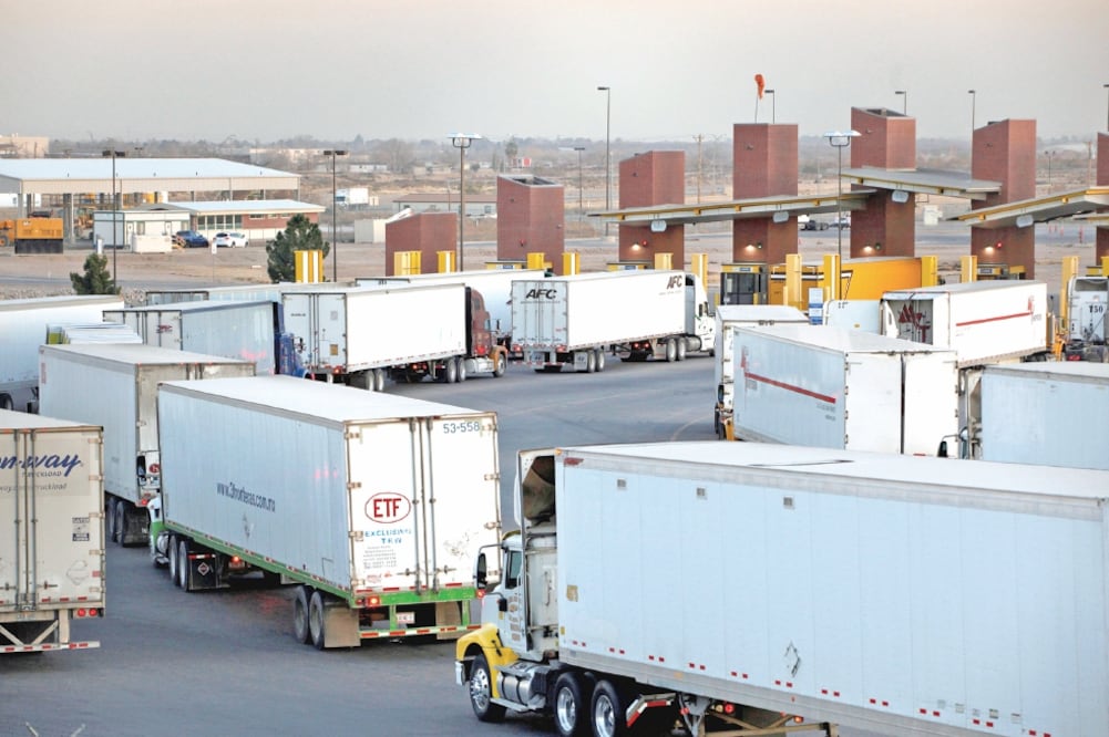 Tráileres cruzan el puente internacional Zaragoza en El Paso, Ciudad Juárez. (ARCHIVO EL UNIVERSAL)
