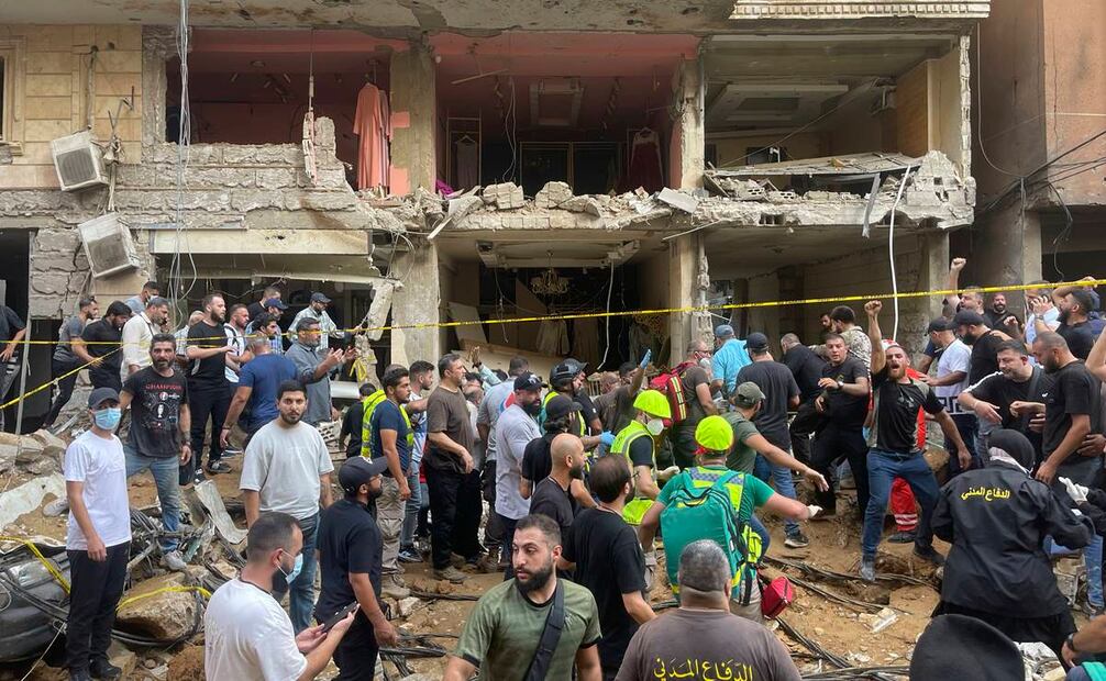 Al menos 12 personas murieron y más de 60 resultaron heridas en el bombardeo israelí contra un edificio en los suburbios del sur de Beirut. Foto: AP