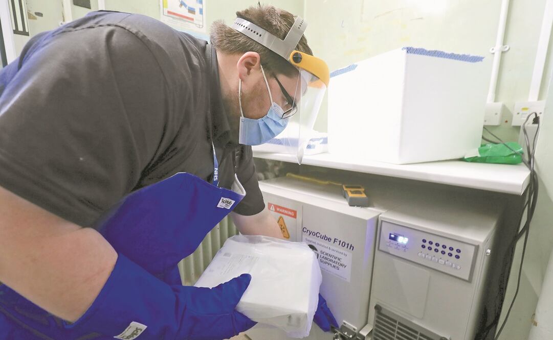 Un técnico de la farmacia de Croydon Health Services recibe el primer lote de vacunas contra el Covid-19 en el Croydon University Hospital, al sur de Londres. Foto: Gareth Fuller. AFP