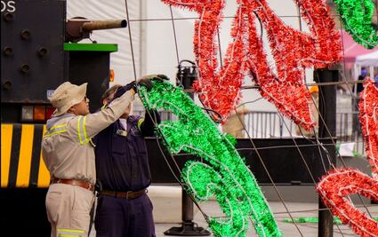 FOTOS: Montan alumbrado navideño e instalan romería en el Zócalo de la CDMX