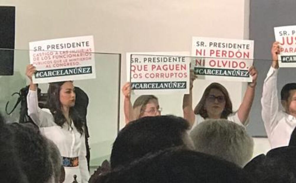 López Obrador asiste a toma de protesta de gobernador de Tabasco