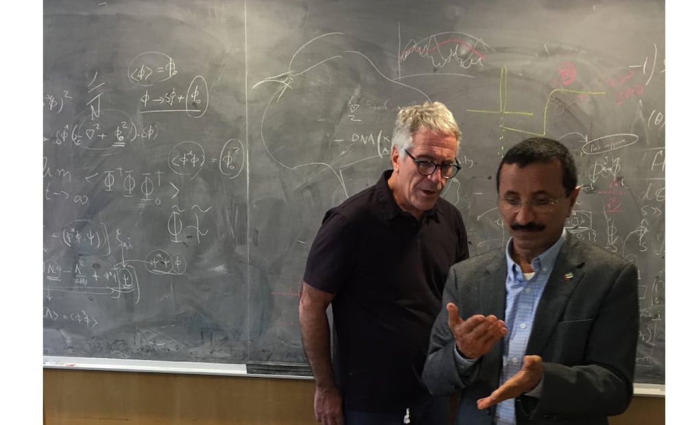 Legisladores demócratas del Congreso de Estados Unidos publicaron decenas de nuevas fotografías relacionadas con Jeffrey Epstein como parte de una estrategia para presionar al gobierno de Donald Trump a divulgar los documentos oficiales del caso. (18/12/25) Foto: AP