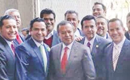 Diputados festejan con mariachi a Camacho