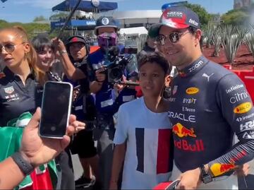 Checo Pérez cumple sueño a pequeño aficionado tras el Show Run de Red Bull