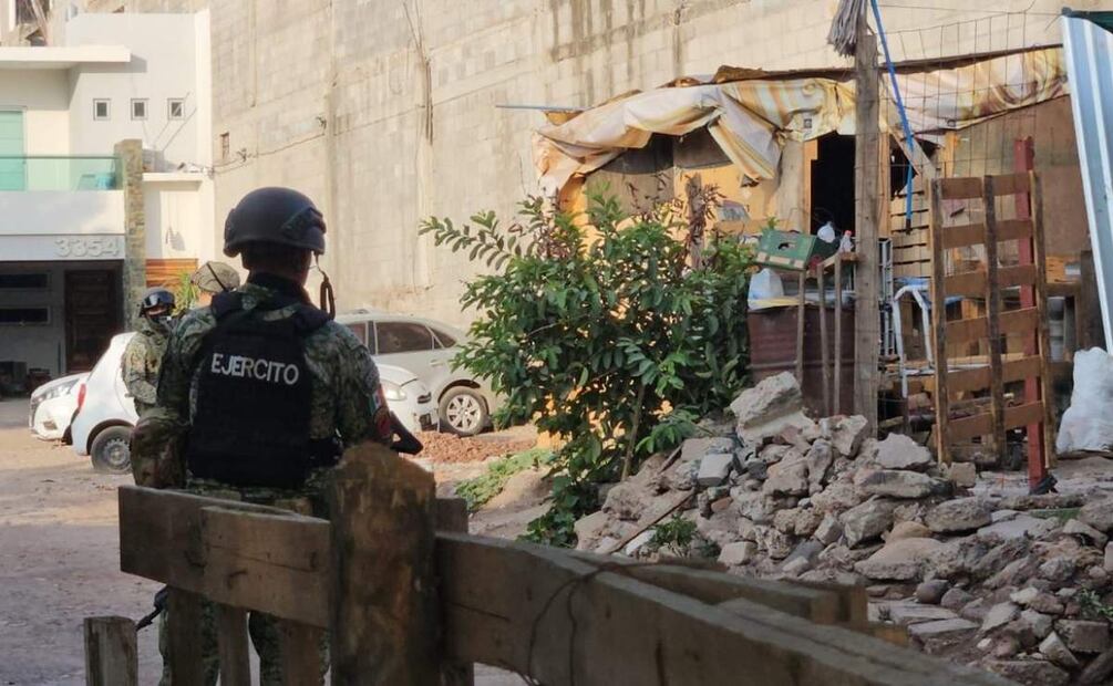 Uno de los hombres asesinados en Culiacán quedó muerto en una vivienda construida de láminas y madera (14/06/2025). Foto: Especial