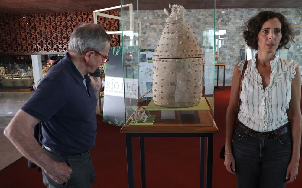 Aspectos de los arqueólogos Eva Lemmonier y Michelet Dominique con motivo de la exposición "Río Bec" en el Museo Nacional de Antropología. Foto: Carlos Mejía/EL UNIVERSAL.