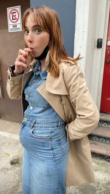 Natalia Téllez luce su embarazo con un radiante look de mezclilla