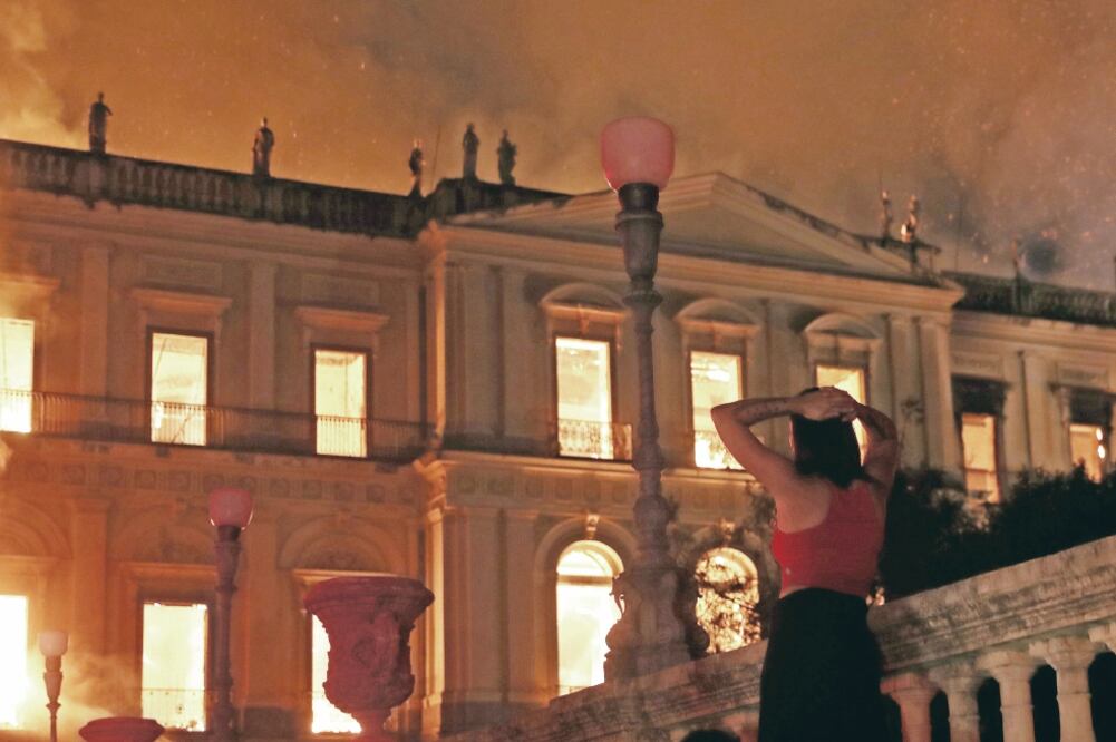 Una mujer observa el incendio en el Museo Nacional de Brasil. (RICARDO MORAES. REUTERS)