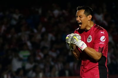 Rodolfo Cota se queda en Chivas