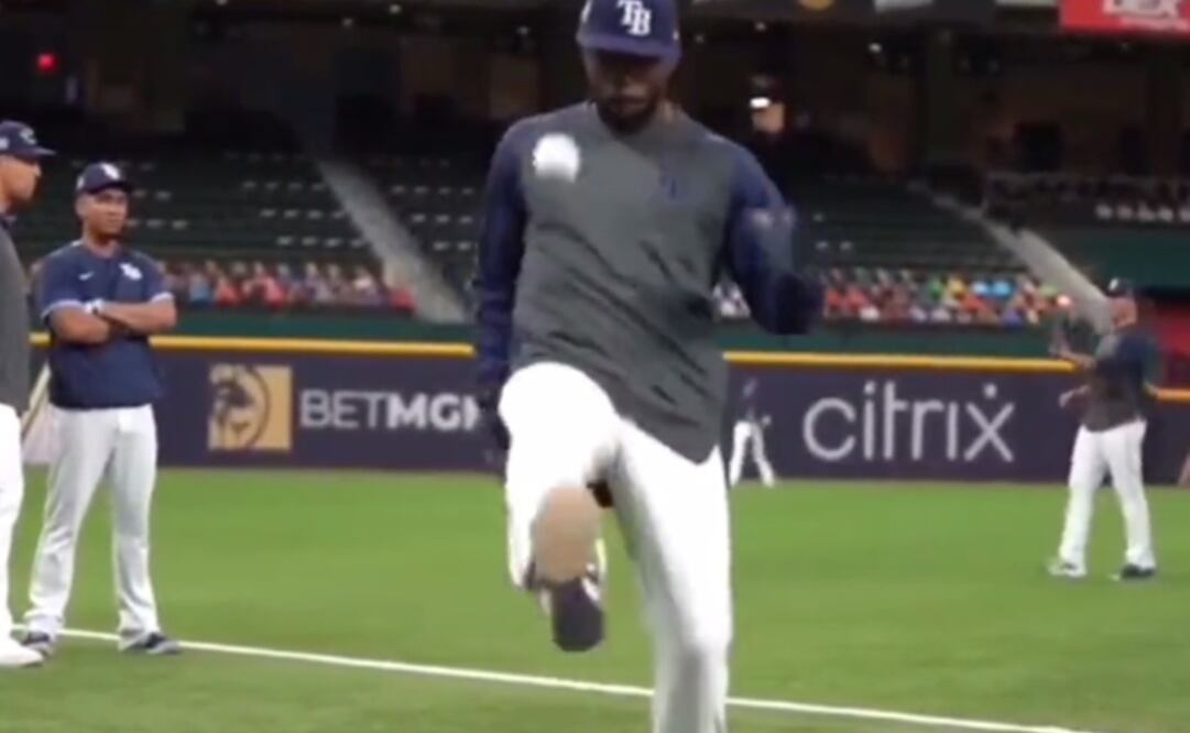 Randy Arozarena mostró su habilidad con las dominadas / Foto: Especiales