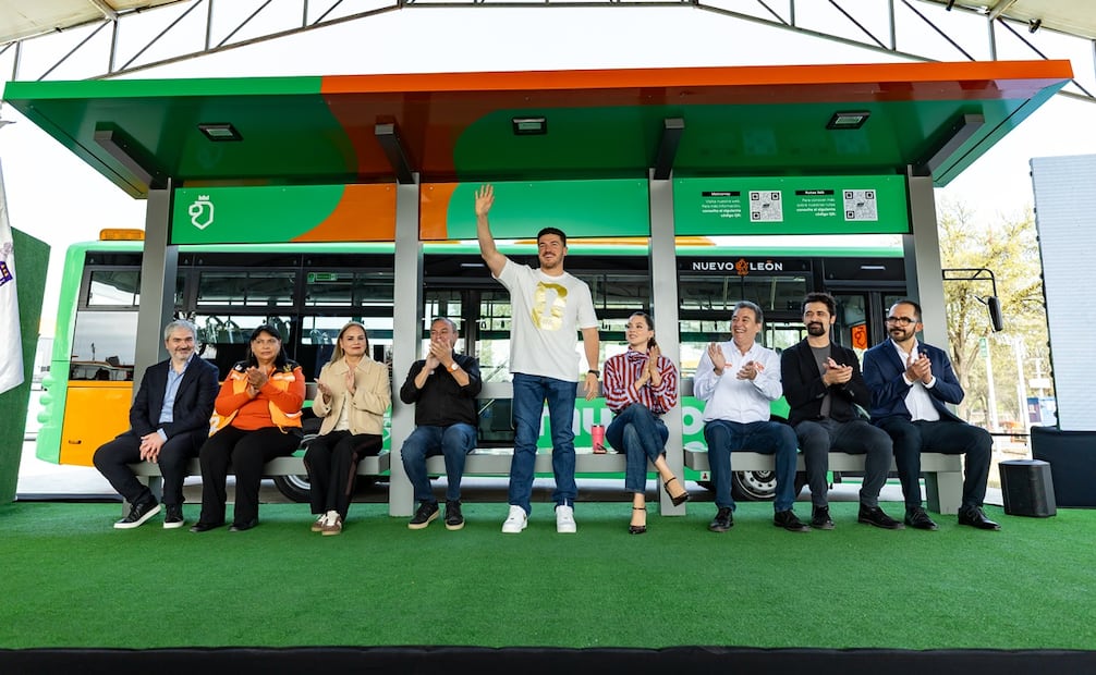 Samuel García saluda durante la presentación de los nuevos parabuses. Foto: Especial