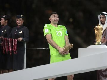 Dibu Martínez explica su polémica celebración del Guante de Oro con dedicación a Francia