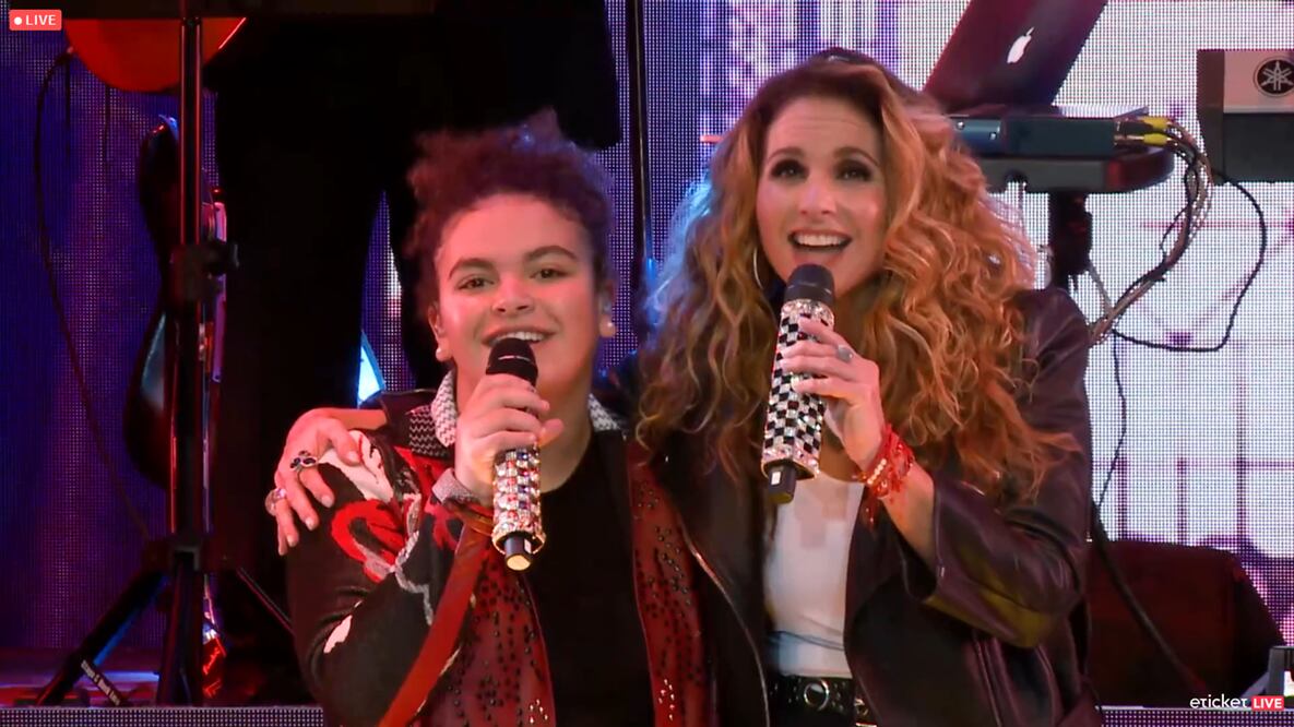 Por primera vez comparte el escenario con su hija, Lucerito Mijares. Fotos: Captura de pantalla