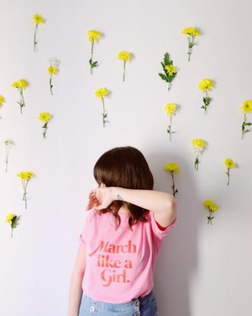 Camisetas con leyendas feministas de bajo costo