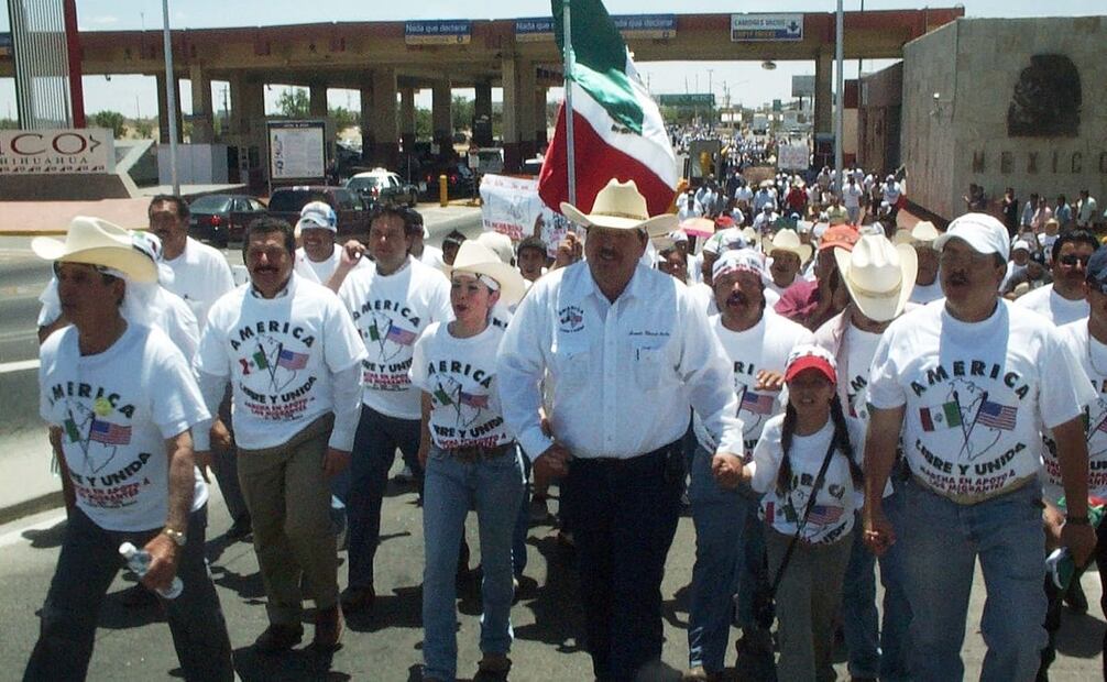 Algunos gobernantes y alcaldes mexicanos, sobre todo de comunidades fronterizas, mostraron su apoyo al boicot del primero de mayo. En la imagen se ve una manifestación en Ciudad Juárez, Chihuahua, que bloqueó durante varios minutos el puente fronterizo que conecta Estados Unidos con México. Foto: Luis Carlos Cano/EL UNIVERSAL.