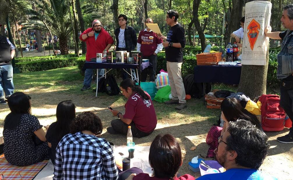 Las lecturas en voz alta, como esta en el Parque Hundido de la CDMX por el Día Internacional de leer a Tolkien, son una de las actividades más populares de la sociedad, desde 2005. Foto: Sociedad Tolkiendili de México A.C.