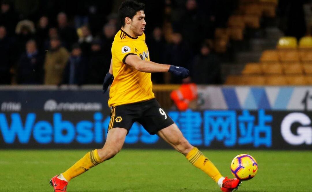 El mexicano Raúl Jiménez durante un juego de los Wolves.   FOTO/REUTERS