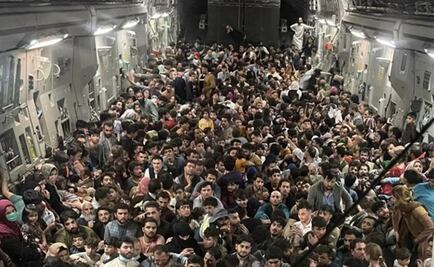 En una foto, el escape desesperado de 640 afganos de Kabul