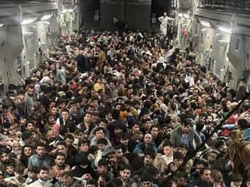 En una foto, el escape desesperado de 640 afganos de Kabul