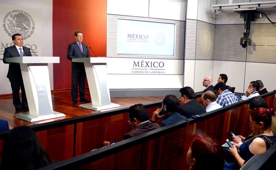 El consejero jurídico de la presidencia y el vocero del gobierno federal anunciaron ayer la controversia constitucional contra los lineamientos emitidos por el IFT. (Foto: Especial)