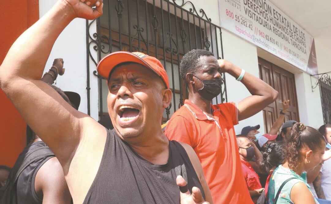 Más de 400 migrantes de diversas nacionalidades salieron de la estación migratoria Siglo 21. Foto: María de Jesús Petrs/ EL UNIVERSAL