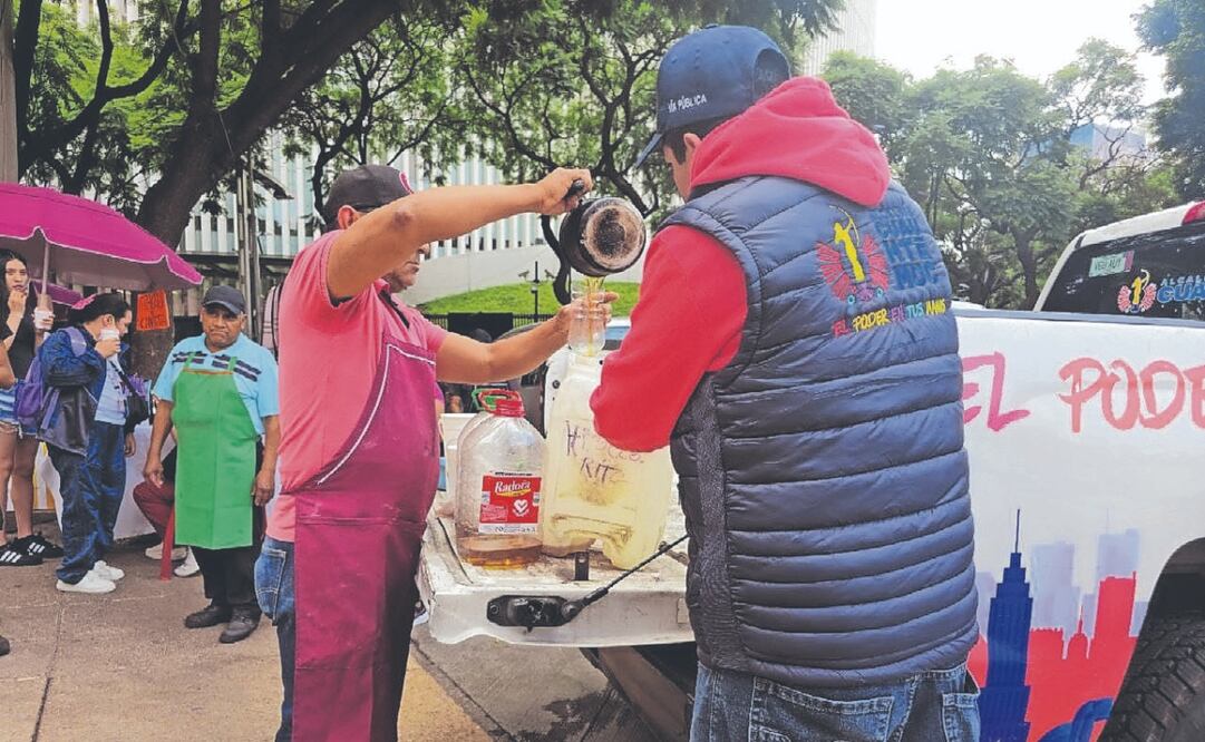 Los primeros comerciantes fueron a dejar el aceite de cocina usado en los contenedores. Foto Especial