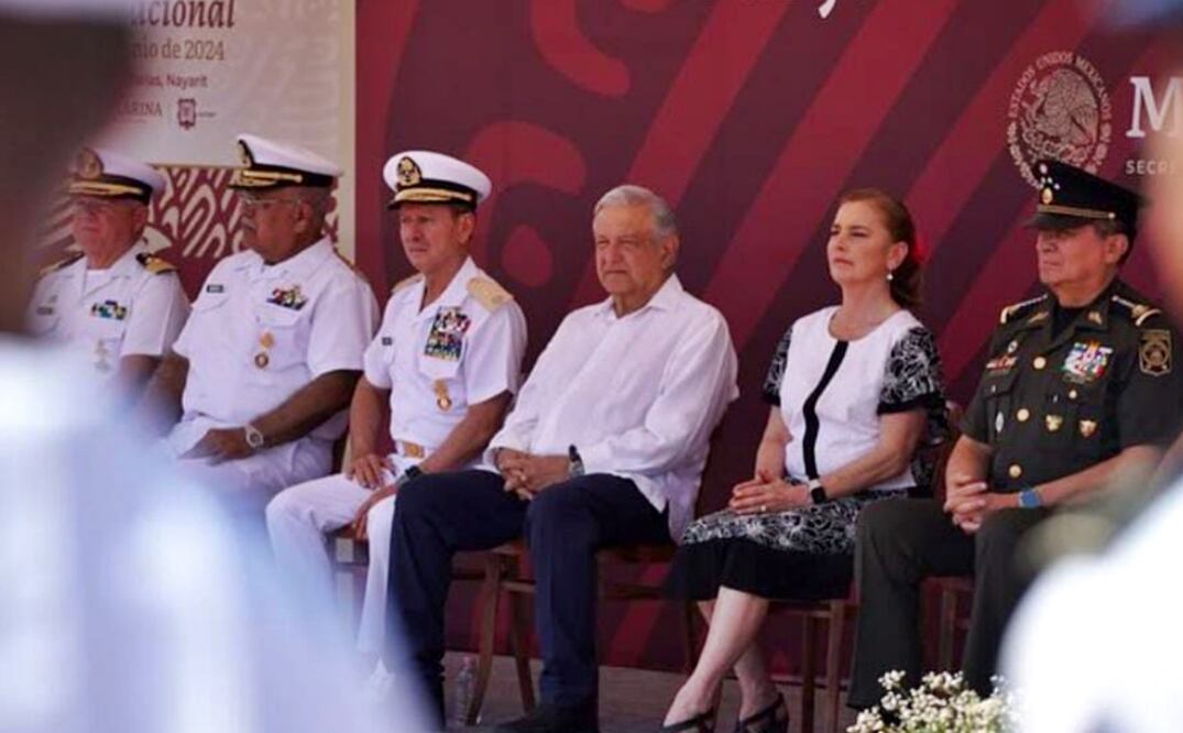 El presidente Andrés Manuel López Obrador encabezó este sábado la ceremonia del Día de la Marina Nacional en Islas Marías. Foto: especial