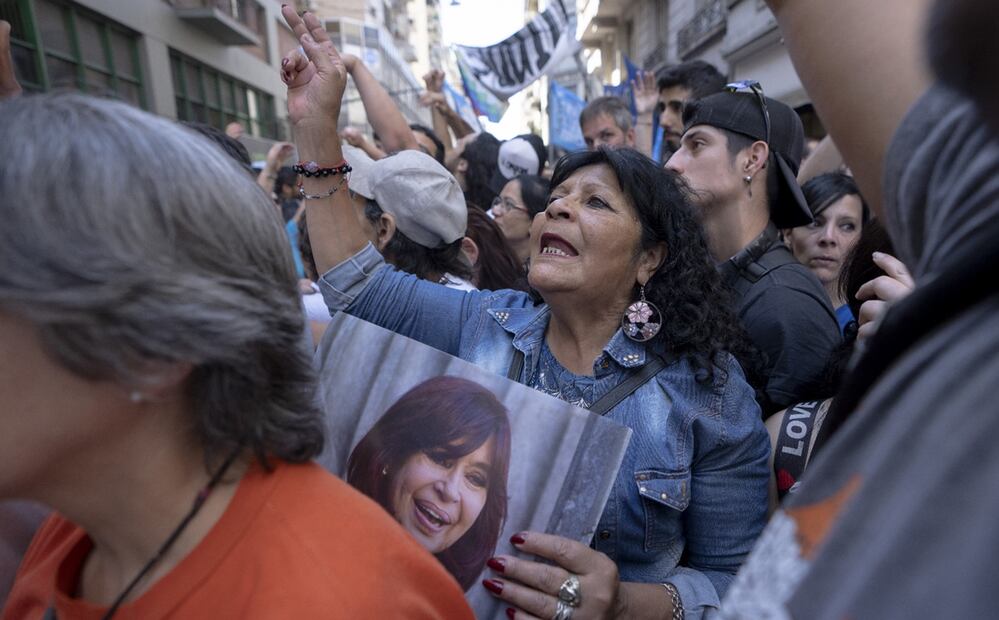 La investigaron fue por irregularidades en la concesión de 51 obras viales a firmas del empresario Lázaro Báez durante el Gobierno del fallecido Néstor Kirchner (2003-2007) y el de su esposa y sucesora Cristina Fernández (2007-2015) en la austral provincia de Santa Cruz, cuna política del kirchnerismo. Foto: AP