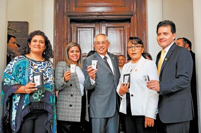 Credencialización de congresistas, sencilla y sin botana