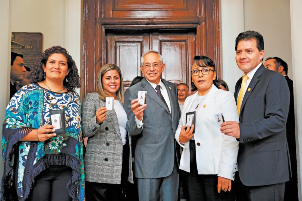 Los asambleístas del sol azteca, a excepción de Valentín Maldonado, quien llegó por su lado y no coincidió con ninguno de sus compañeros de bancada, se mostraron sonrientes y “presumieron” sus credenciales. (VALENTE ROSAS. EL UNIVERSAL)