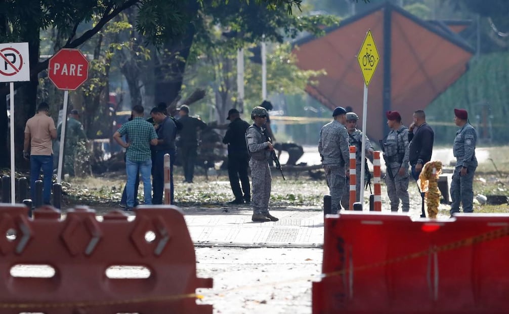 Integrantes de la Policía Nacional inspeccionan la zona del atentado tras una explosión en inmediaciones de la Escuela Militar de Aviación Marco Fidel Suárez. (21/08/25) Foto: EFE