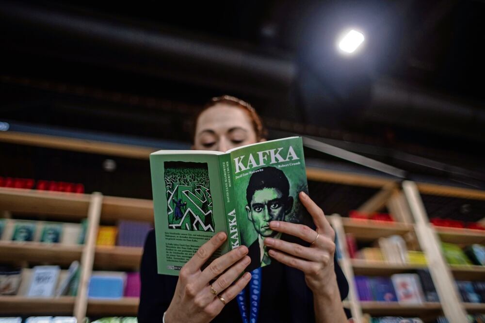 Conmemoran al escritor con sus libros y obras con temas kafkianos. Foto: Martin Divisek EFE