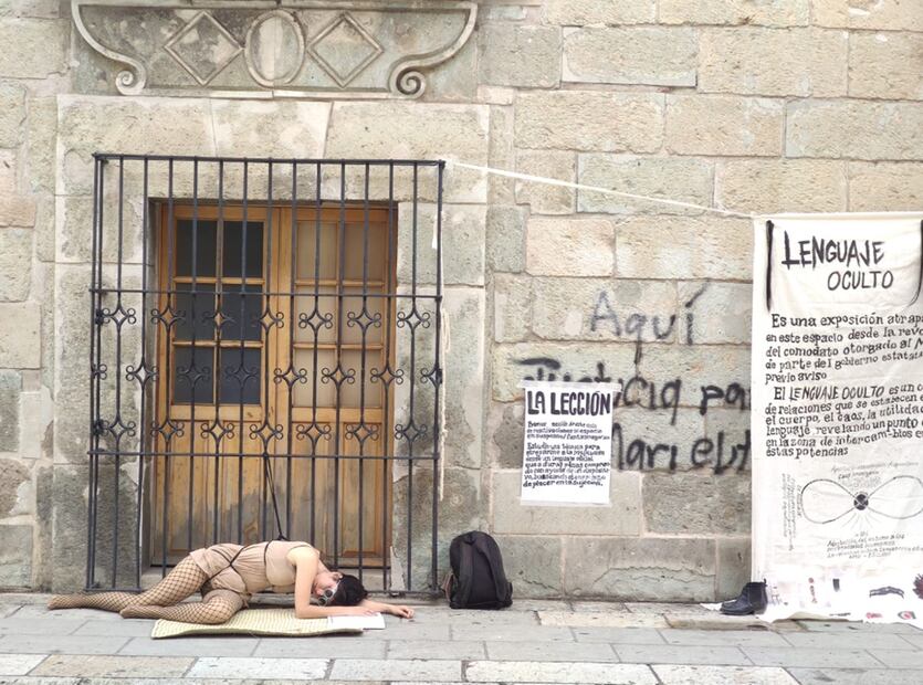 La artista Tania Bello realizó un performance afuera del Museo de Arte Contemporáneo de Oaxaca.
Foto: EL UNIVERSAL / Mario Arturo Martínez