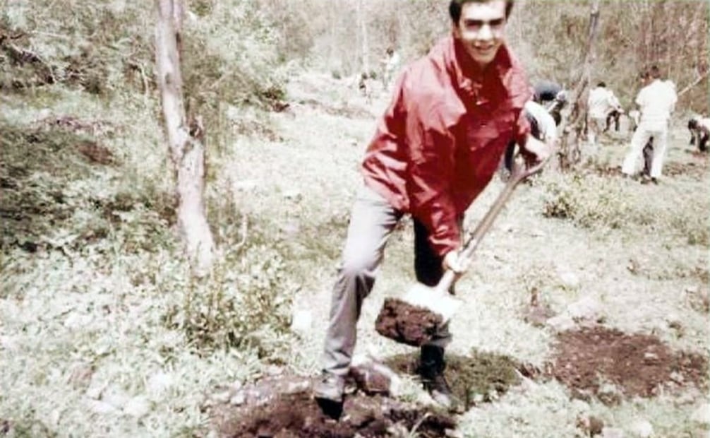 Santiago Ramírez Pérez sembrando un árbol en el Parque del Tepeyac, 1966. Dos años más tarde, él fundaría el equipo de fútbol Castores para mantener alejados de vicios a los infantes capitalinos. Foto: Cortesía Santiago Ramírez Pérez/ESPECIAL.