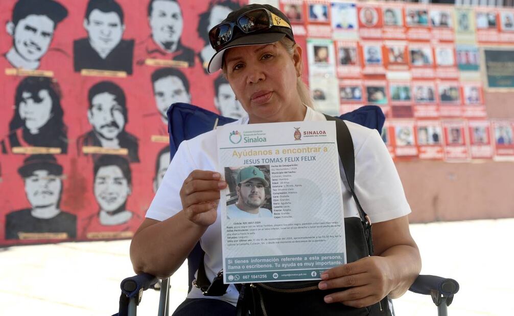 La señora Rosa Lidia Félix Camacho muestra una ficha de búsqueda de su hijo desaparecido, Jesús Tomás Félix Félix / Foto: Diego Prado