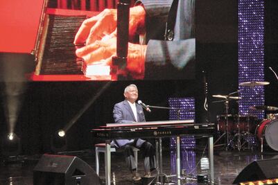 Con recuerdos y música premian a los compositores