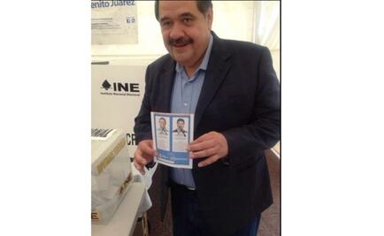 Héctor Larios anula voto en elección panista