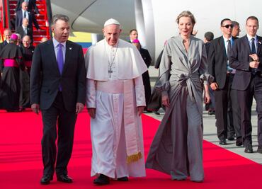 Presidente de Colombia y su esposa reciben al papa Francisco en Bogotá