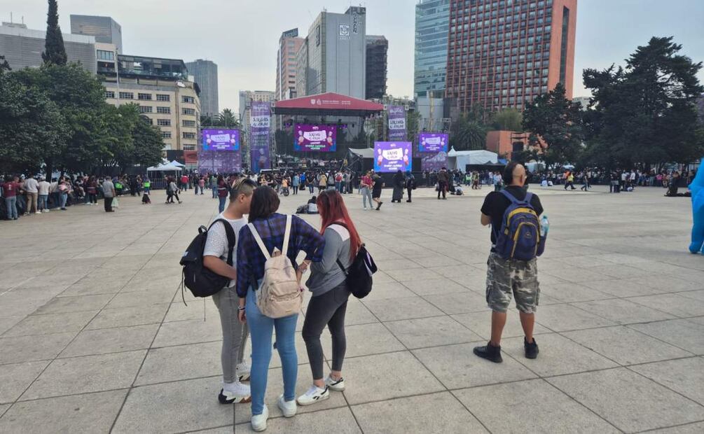 Cientos de personas se reúnen frente al Monumento a la Revolución en la CDMX antes de que comience el concierto gratuito "Sirenas al Ataque" (01/03/2025). Foto: Jorge Alejandro Medellín / EL UNIVERSAL