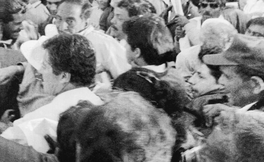 Luis Donaldo Colosio en Tijuana, rodeado por Vicente Mayoral, Tranquilino Sánchez y Mario Aburto, minutos antes de su asesinato. Foto: AP/San Diego Union-Tribune.