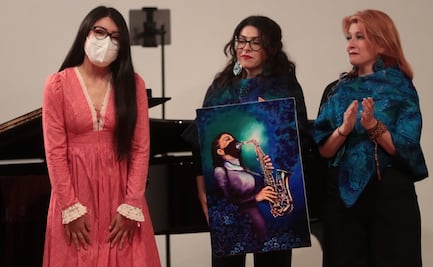 María Elena Ríos, la saxofonista sobreviviente a un ataque con ácido es galardonada con el premio "Coatlicue"