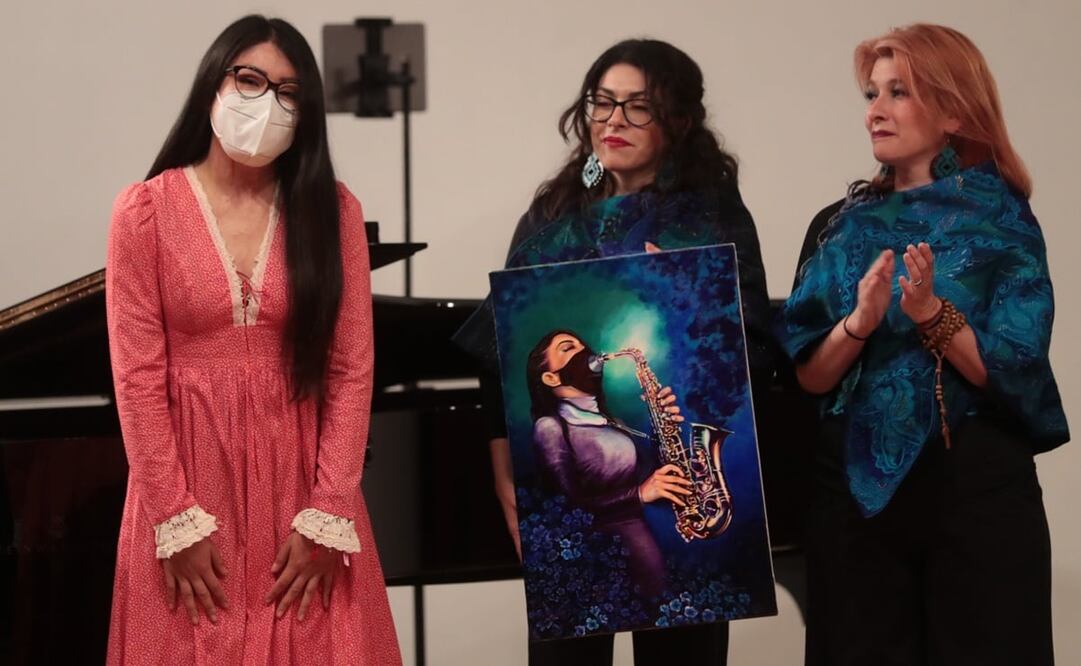 María Elena Ríos, la saxofonista sobreviviente a un ataque con ácido es galardonada con el premio "Coatlicue"