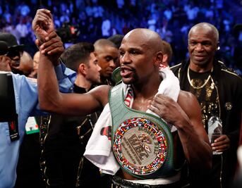 Llegó la victoria 50, Mayweather derrota a McGregor por KO técnico