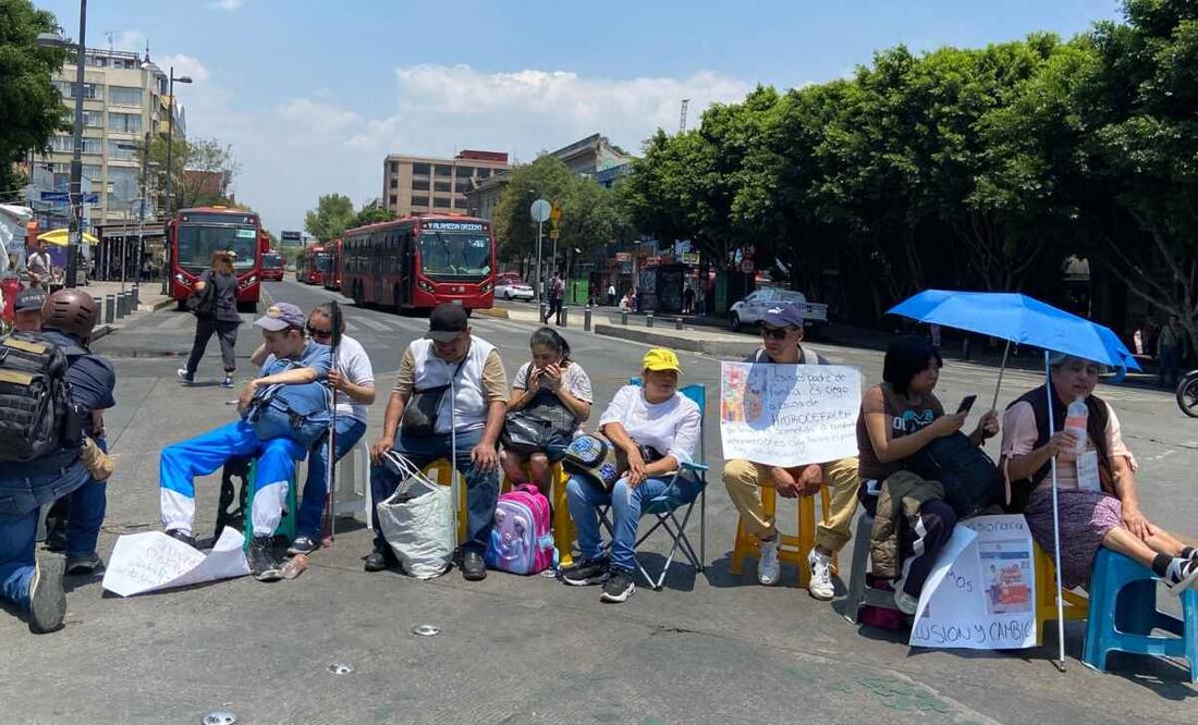 Los manifestantes cerraron el paso vehicular sobre Eje Central y la calle de Tacuba, además de bloquear avenidas de alto flujo. Foto: Juan Carlos Williams