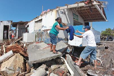 Huracán afectó mil 300 viviendas: autoridades