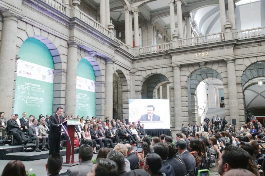 El secretario de Gobernación, Miguel Ángel Osorio Chong, clausuró ayer los foros de debate sobre el uso de la marihuana (LUIS CORTÉS. EL UNIVERSAL)