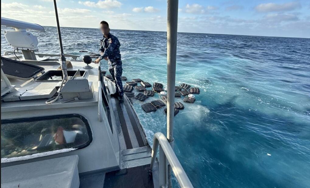 Elementos de la Secretaría de Marina aseguraron e impidieron el traslado de tonelada y media de presunta cocaína frente a las costas de Jalisco. Foto: especial