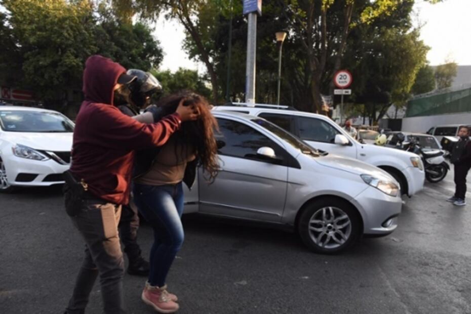 Cae mujer mientras vendía granadas, plumas pistola y marihuana en Iztapalapa